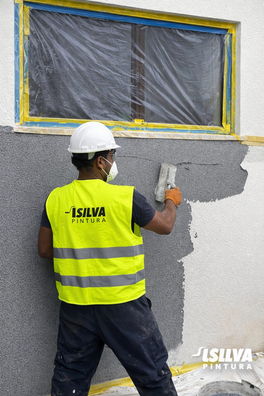 Pintor da SILVA Pintura a reparar uma fachada